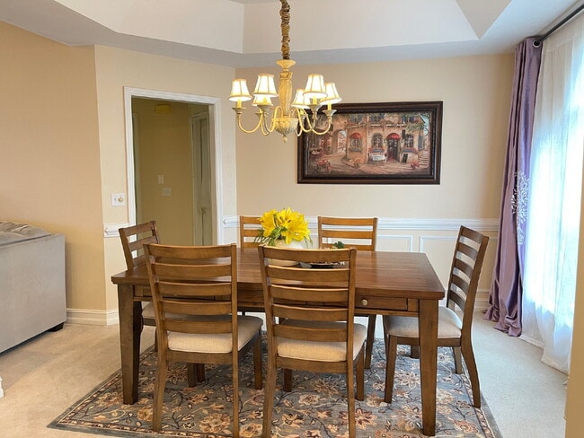 Building Photo - 4Br/2.5Ba Huge home with a sunroom