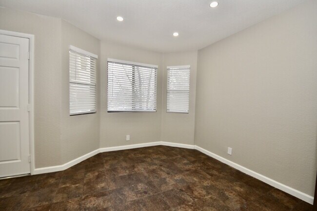 Building Photo - Stunning 2-Bedroom Condo 2nd Floor at The Lakes!