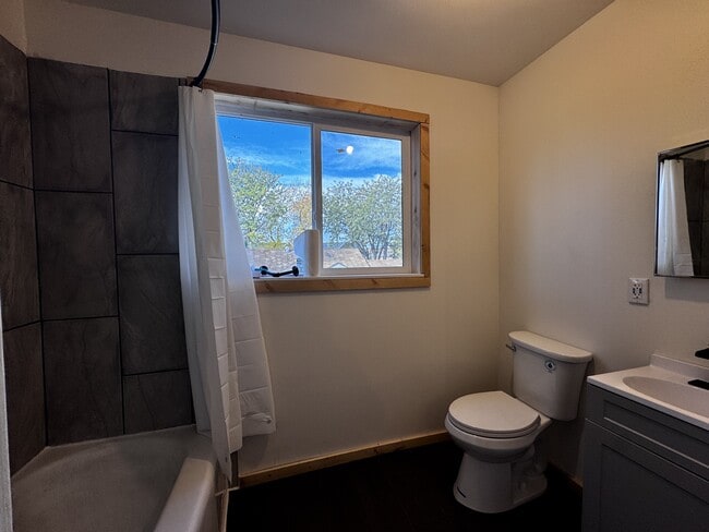 Building Photo - 324 1st Ave S