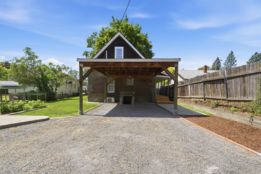 Building Photo - 1040 Pomona St