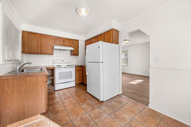 Building Photo - Two Bed 2 Bath Single Family Home Close to...