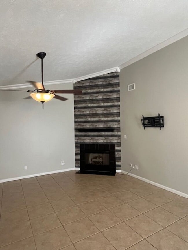 Building Photo - Renovated 3 Bedroom 2 Bath Home for Rent!