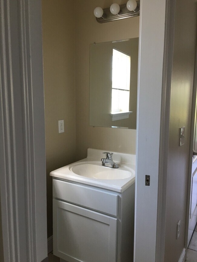 Building Photo - Great Townhome w/Easy Access to Shopping, Dining & Tyndall AFB!