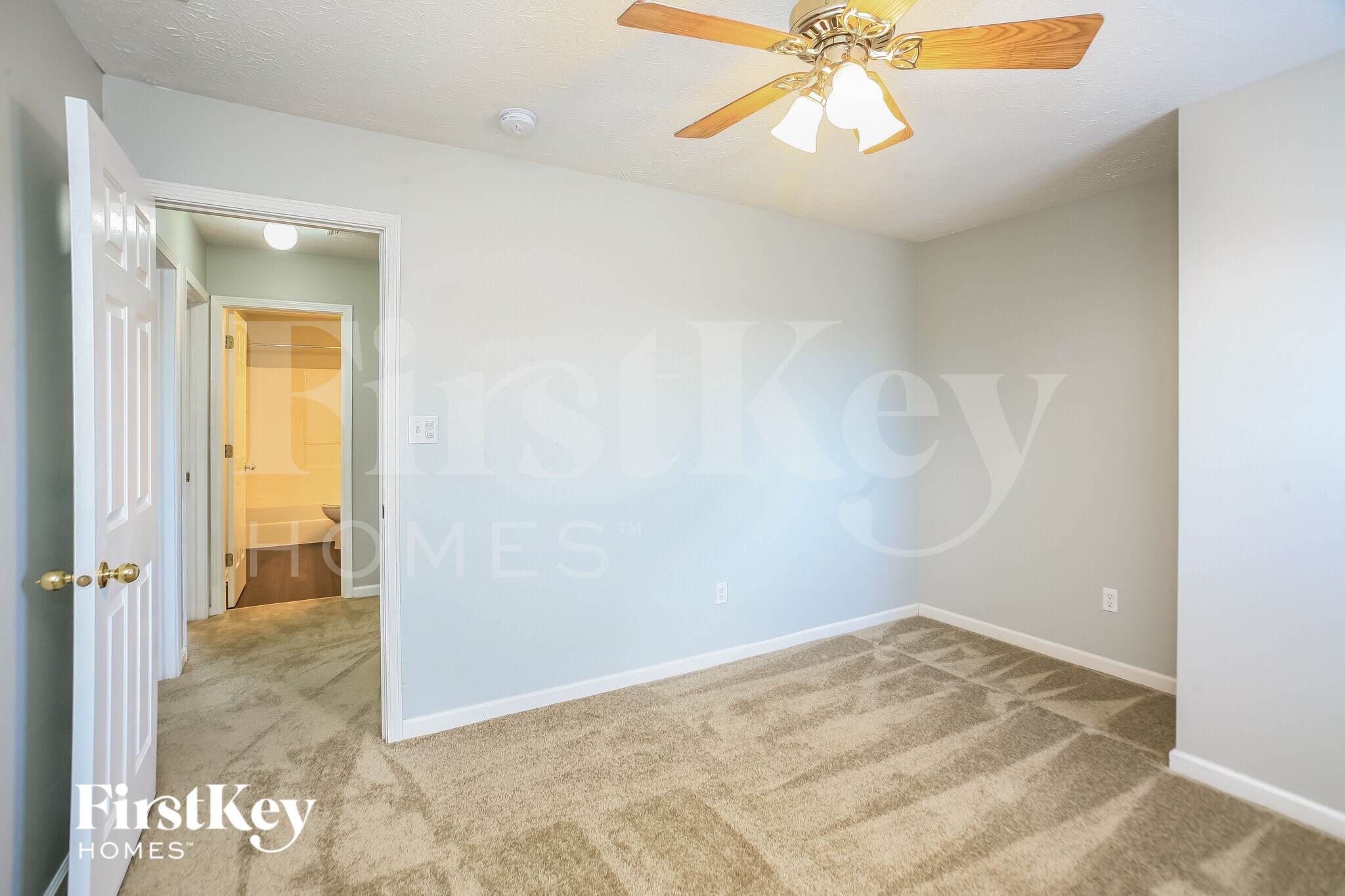 Building Photo - 461 E Clear Lake Ln