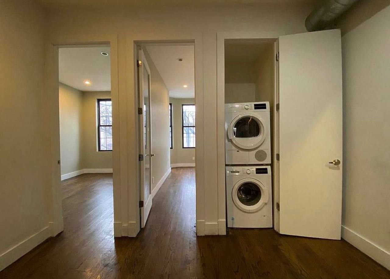 Building Photo - 1076 Greene Ave