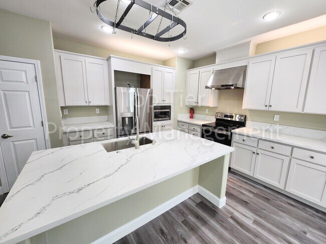 Building Photo - Stunning Newly Remodeled 4 bed / 2.5 bath ...