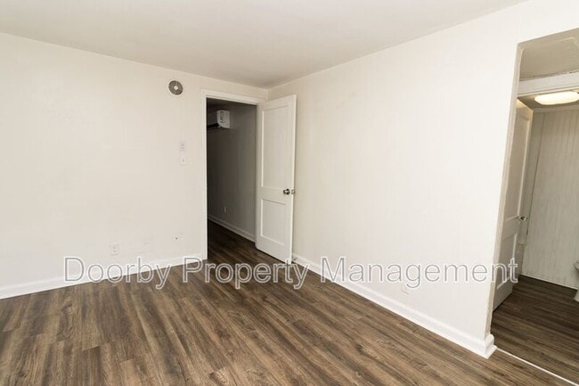 Building Photo - 910 S Crest