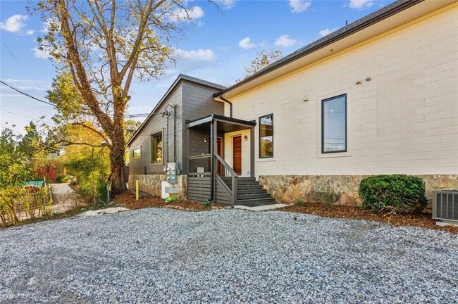 Building Photo - 955 Wylie St SE