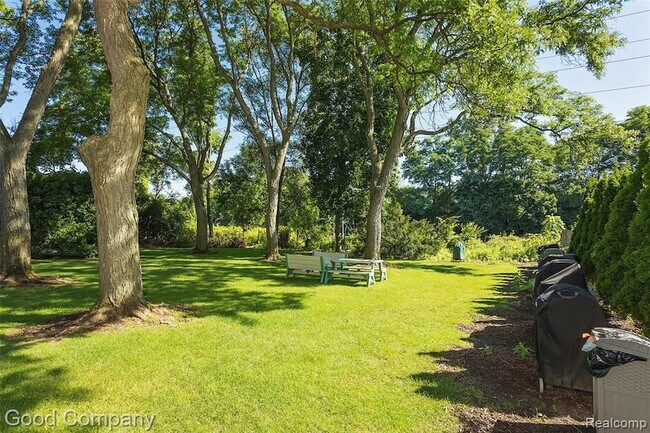 Building Photo - 946 N Adams Rd