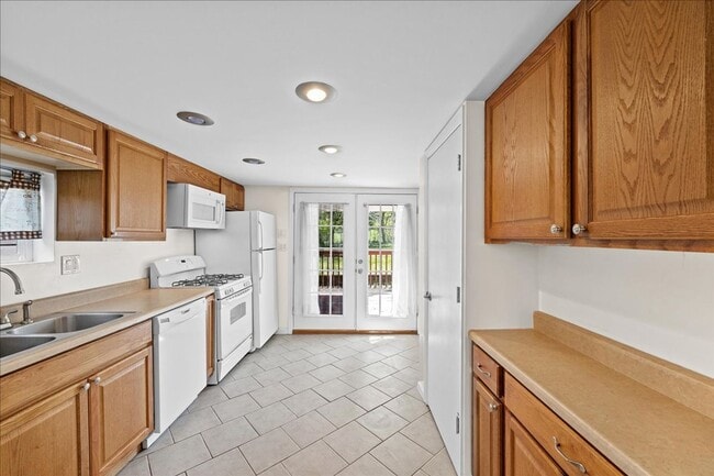 Building Photo - **Charming 2-Bedroom House with Modern Amenities in Beechview**