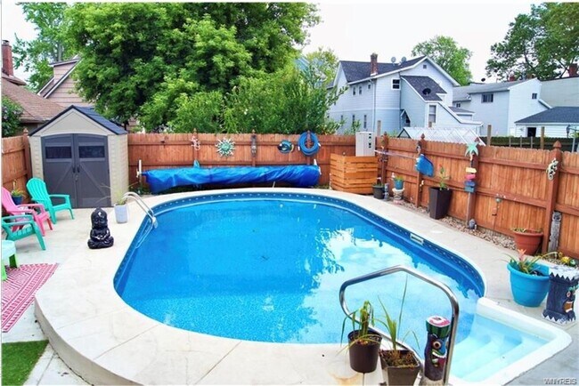 Building Photo - 149 Adam St