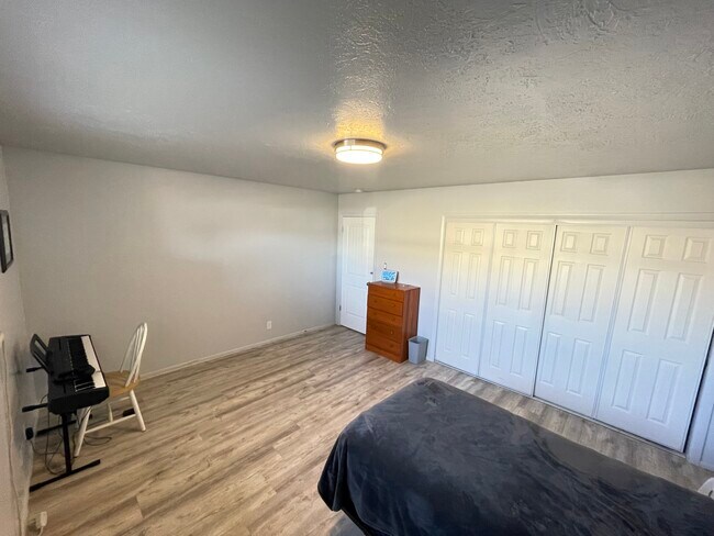 Building Photo - 333 W 170 N