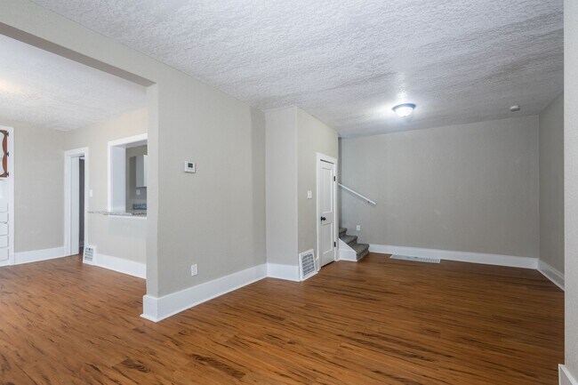 Building Photo - A Great 4BD/1.5BA Single Family Home That Has Been Recently Renovated