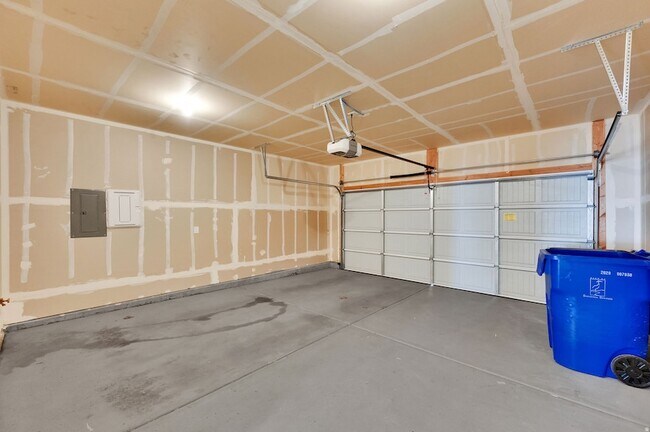 Building Photo - 128 E Geyser Ct