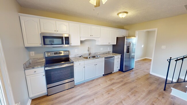 Building Photo - $500 off First Month's Rent! Fully Renovat...