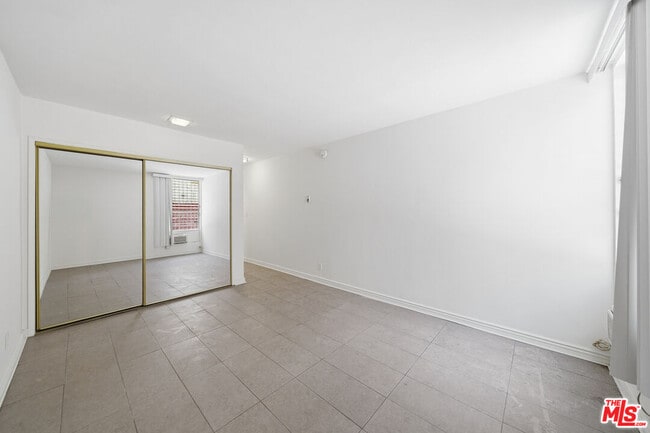 Building Photo - 425 S Kenmore Ave
