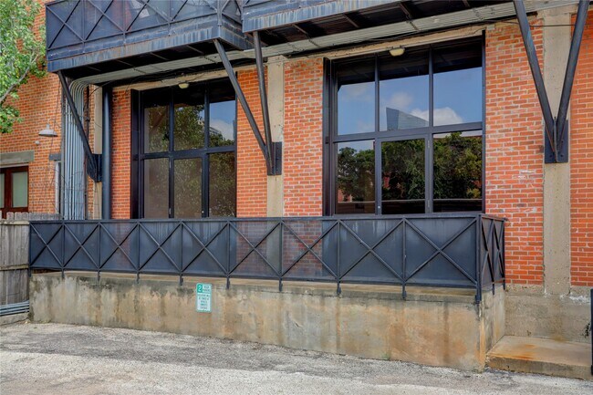 Building Photo - 915 N San Jacinto St