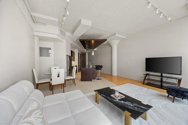 Building Photo - 2600 W 7th St