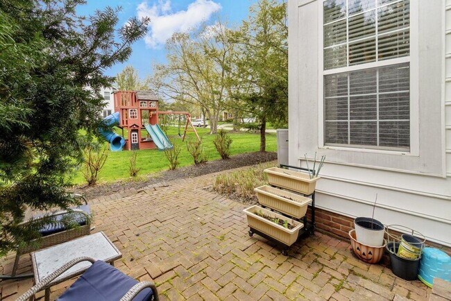 Building Photo - 5173 Claridge Dr