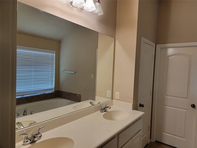 Building Photo - 5534 Stoneridge Ct