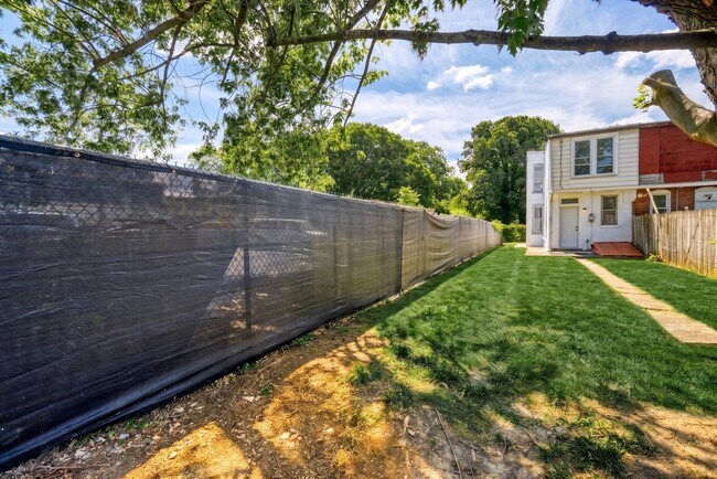 Building Photo - Newly Renovated 3 Bedroom, 1 Bathroom Townhouse