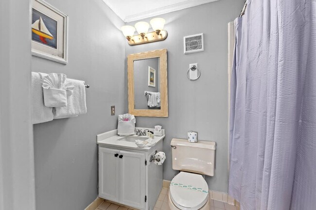 Building Photo - 8743 Thomas Dr