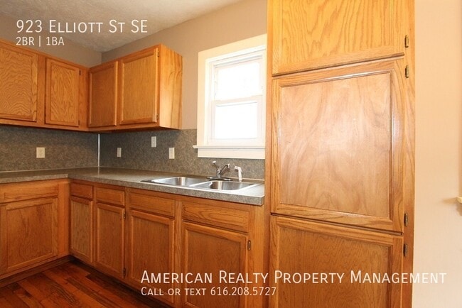 Building Photo - 923 Elliott St SE