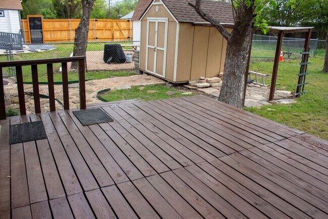 Building Photo - 208 Shaw St