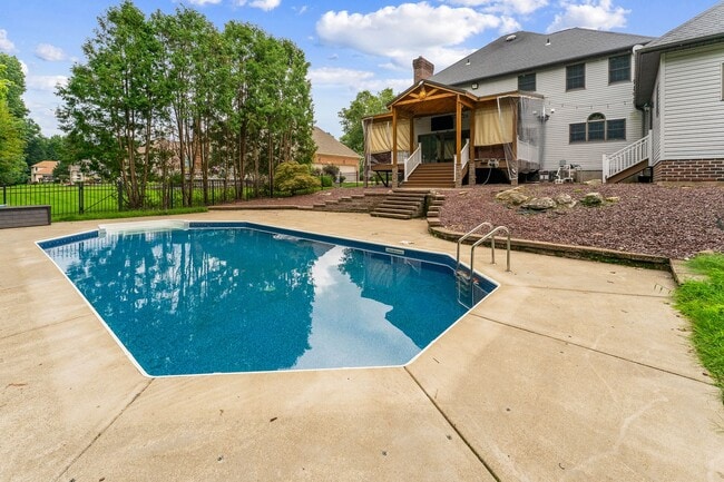 Building Photo - 652 Saddlebrook Dr