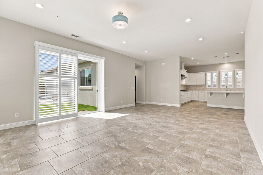 Building Photo - 2964 Bluffs Dr