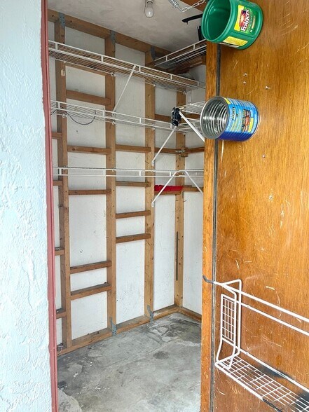 Building Photo - 2085 Oak Meadow Cir
