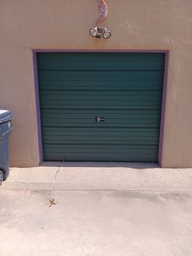 Building Photo - Charming 2-bedroom, 1-bathroom home! Showings available now! Move in special!!