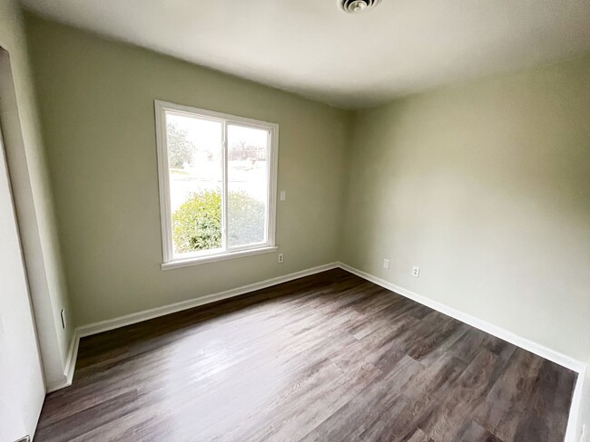 Building Photo - Cozy 3 Bedroom, 1 1/2 Bathroom Near Downto...