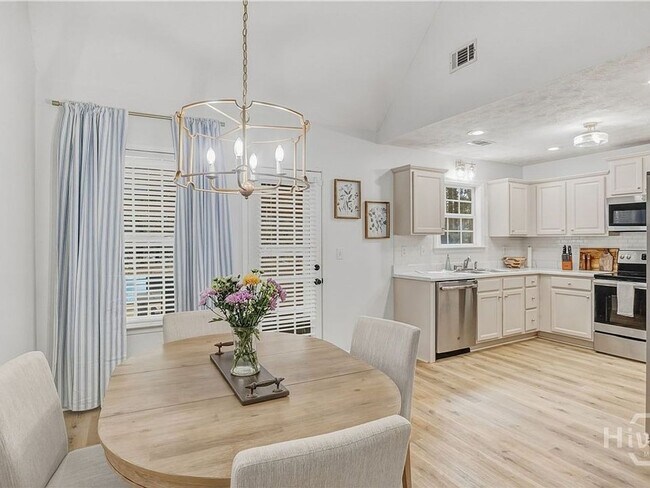 Building Photo - Beautiful 3BR/3BA Home with Private Pool in Commerce