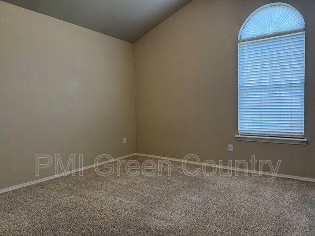 Building Photo - 402 W 125th St S