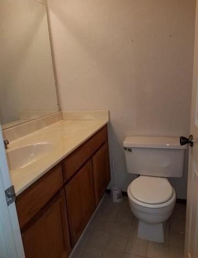 Building Photo - Charming 2BD/2BA Townhouse in Desirable Du...
