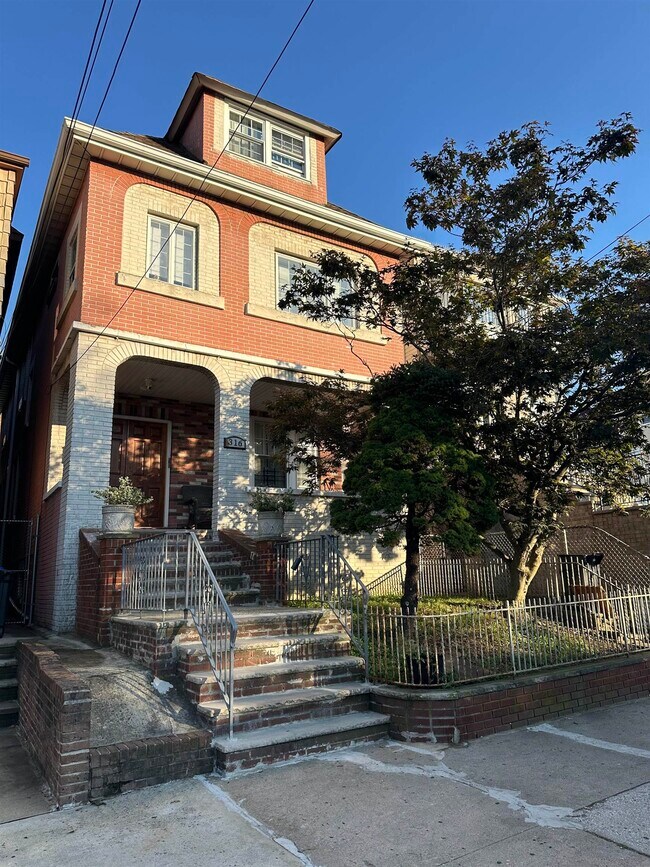 Building Photo - 316 Avenue B