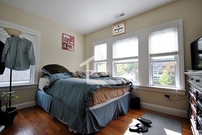 Building Photo - 57 Dunboy St