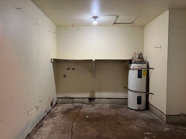 Building Photo - 2 bedroom 1 bath duplex with a garage!