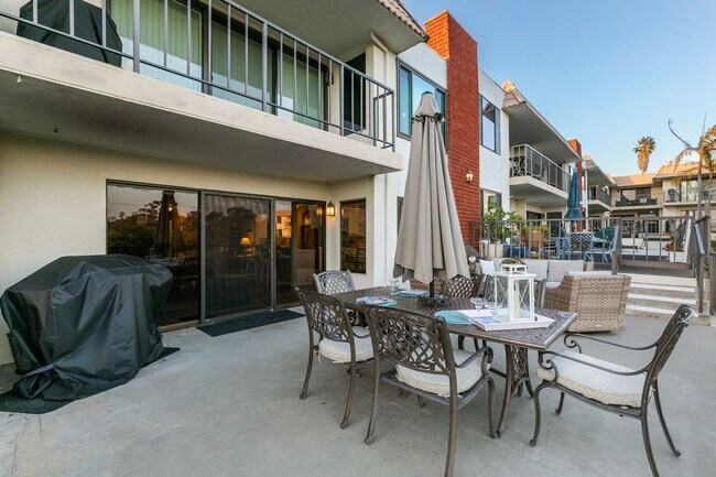 Building Photo - short term rental in the loop