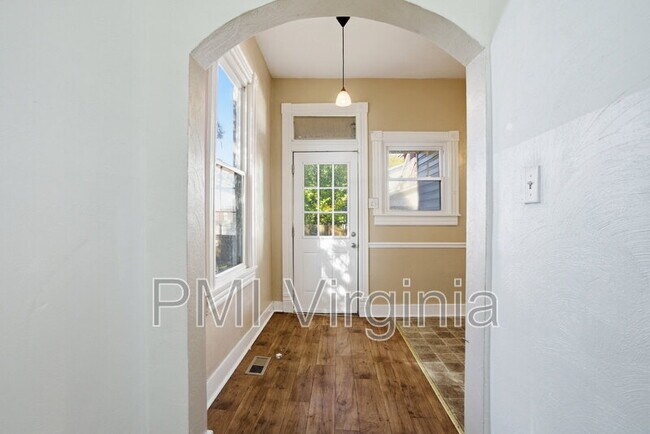 Building Photo - 527 W 26th St