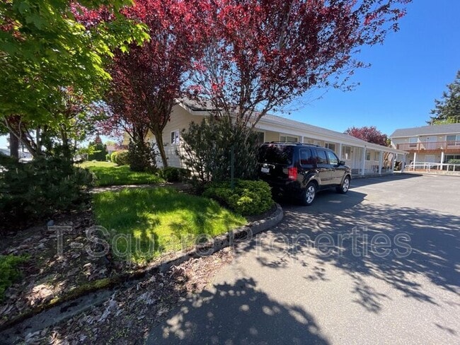 Building Photo - 717 Cedar Ave