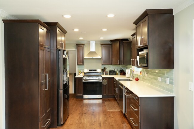 Building Photo - 211 Sandalwood Dr