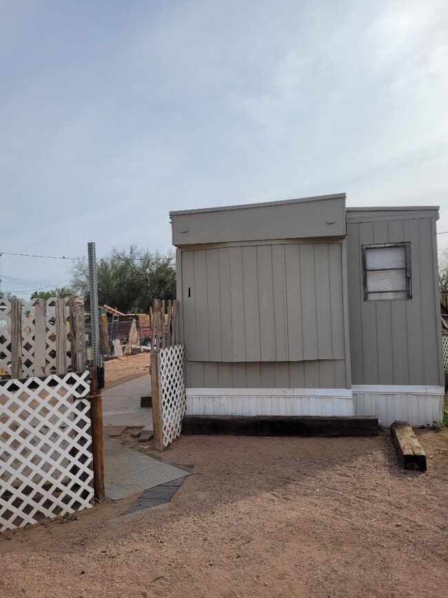 Building Photo - 1420 S Warner Dr