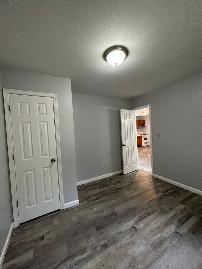 Building Photo - Remodeled 2 Bedroom Duplex
