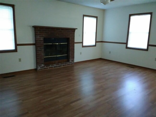 Building Photo - 611 Windcrest Dr