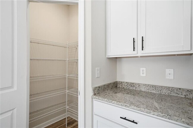 Building Photo - 3966 Oakwood Ter Ct