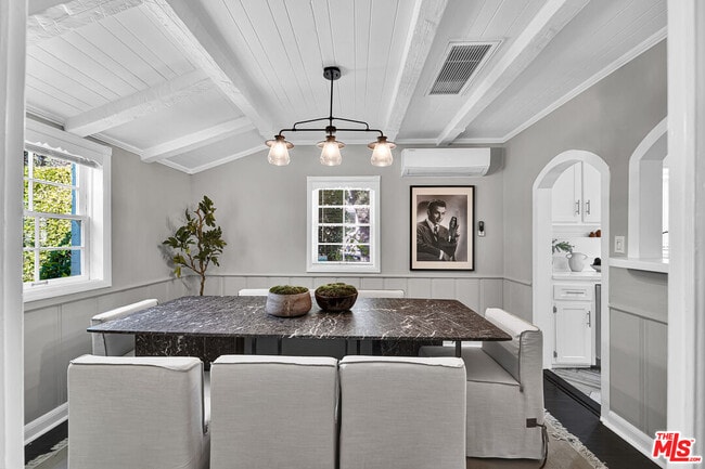 Building Photo - 560 Croft Ave