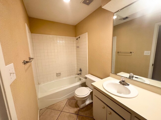 Building Photo - 3/2 Ready to Rent ASAP!