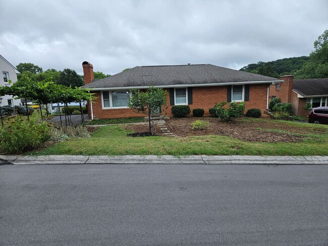 Primary Photo - 3916 Gallatin St